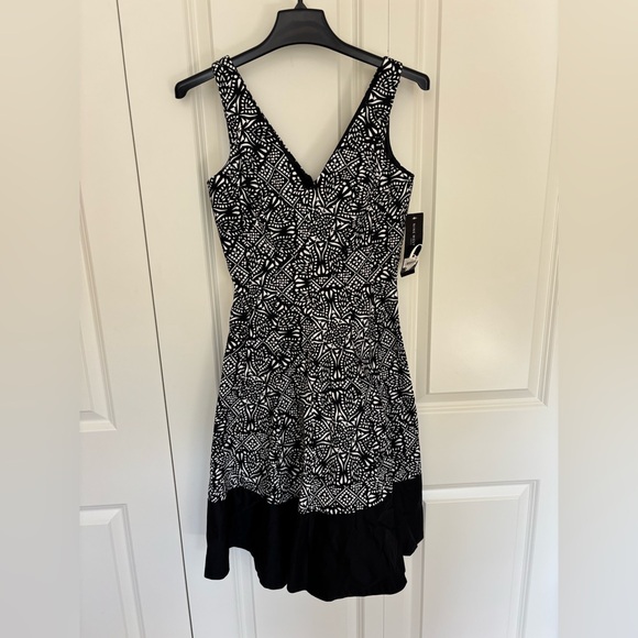 Nine West Black w/White Flowers Sleeveless Fit & Flare V-neck Midi Dress Size 2. - Picture 1 of 10